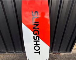 Slingshot Supernatural 142 cm kiteboarding twintip