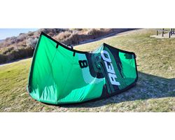 Ozone Reo V4 8 metre kitesurfing kite