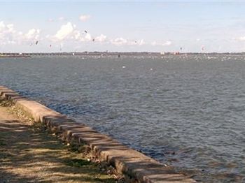 Brisbane kiteboarding hits talkback radio. - Kitesurfing News