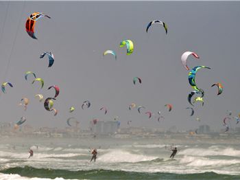 Kiteboarding world record broken - 415 kiteboarders at once. - Kitesurfing News
