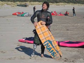 Tried kiting with just one leg? - Kitesurfing News