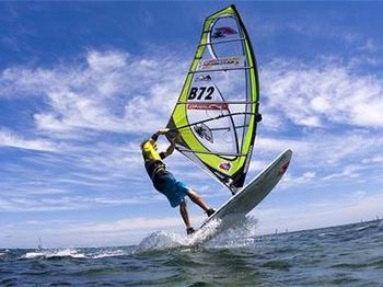 Freestyle Rookie - Steven Van Broeckhoven joins Kai Lenny and Fanny Aubet as a 2 - Windsurfing News
