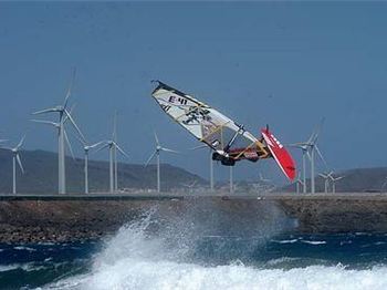 E41 Caught On Camera - Check out Eleazar Alonso making the most of an average da - Windsurfing News