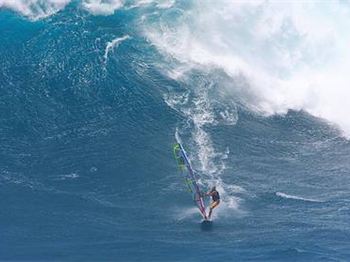 Jaw Dropping - Diony scores some turns at the North Shore break - Windsurfing News