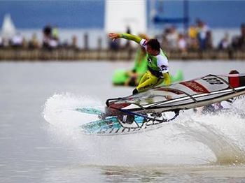 Surf World Cup Podersdorf - Tow-in windsurfing and beach side games provided ple - Windsurfing News