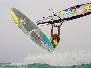 SuperStylin? - Andy ?Bubble? Chambers shows us what the pro's are up to in Cape  - Windsurfing News