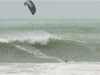 Santa delivers a 10ft swell to the QLD coast - Kitesurfing News